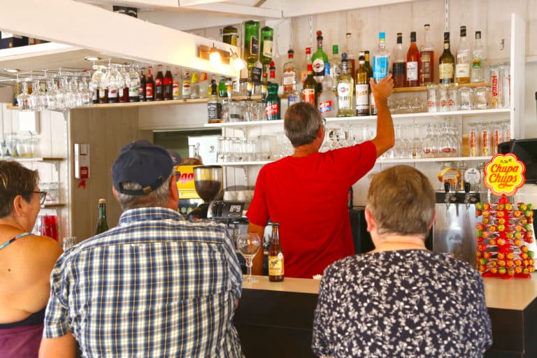 Bar van de 3* camping Le Lac des Charmilles in Torigny Les Villes in Normandië