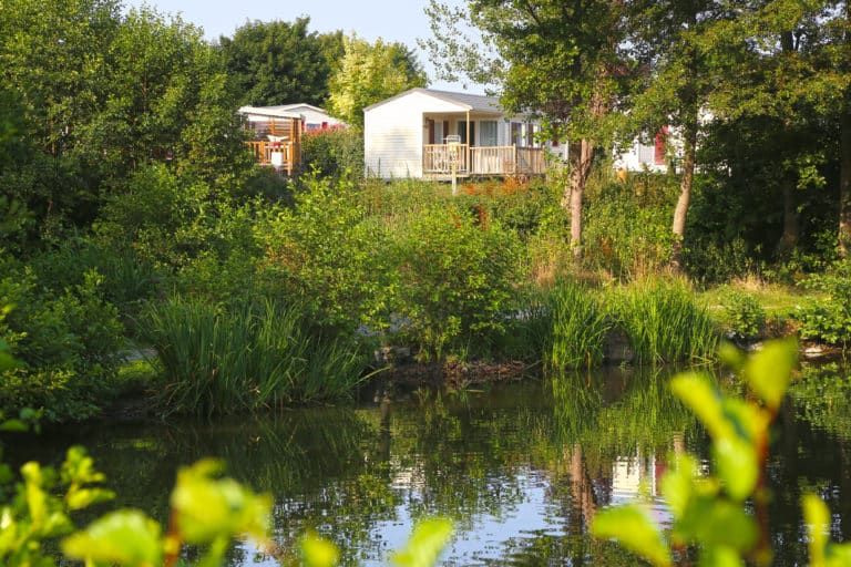 Campingplatz Le Lac des Charmilles am Seeufer in der Normandie