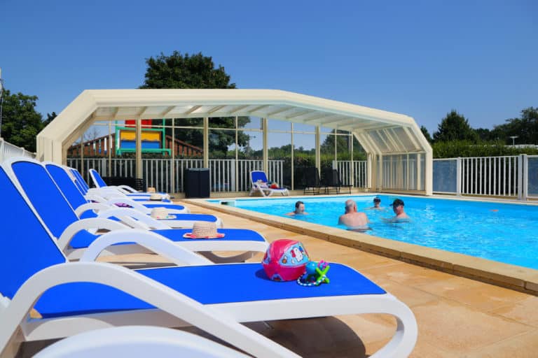 détente au bord de la piscine