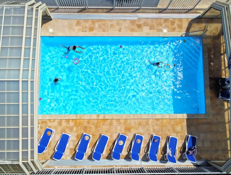 Vue aérienne de notre camping en Normandie avec piscine