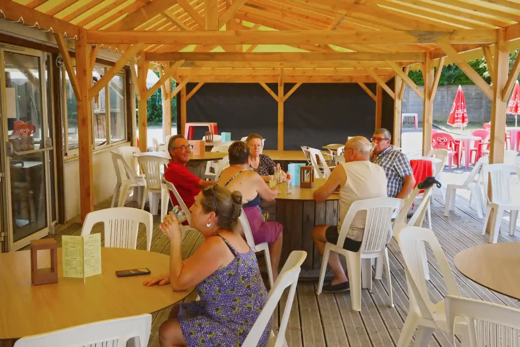 Terrasse couverte du camping dans la Manche