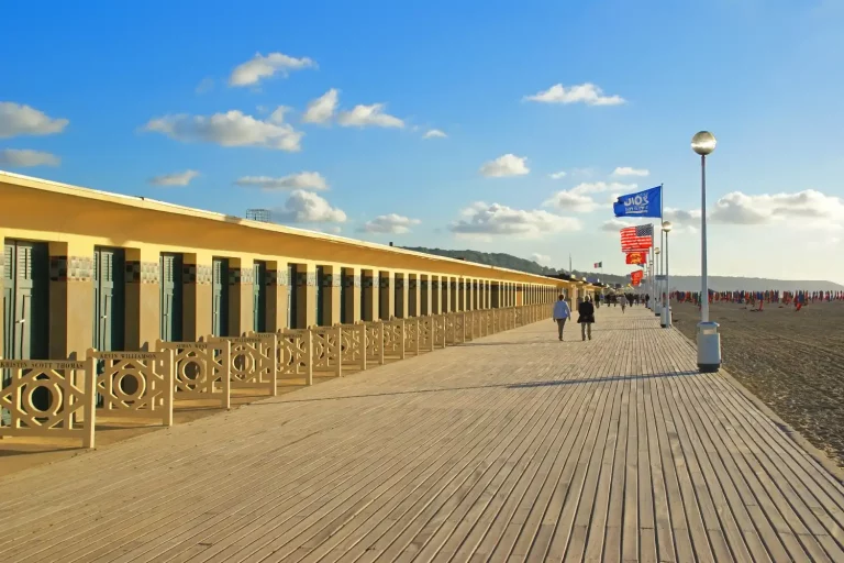 Balade romantique à Deauville, promenade en couple sur les planches de Normandie