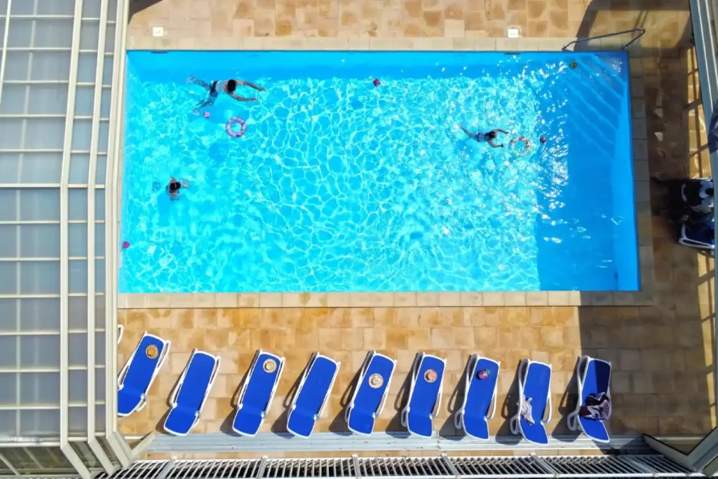 Piscine couverte et chauffée du camping Le Lac des Charmilles en Basse-Normandie