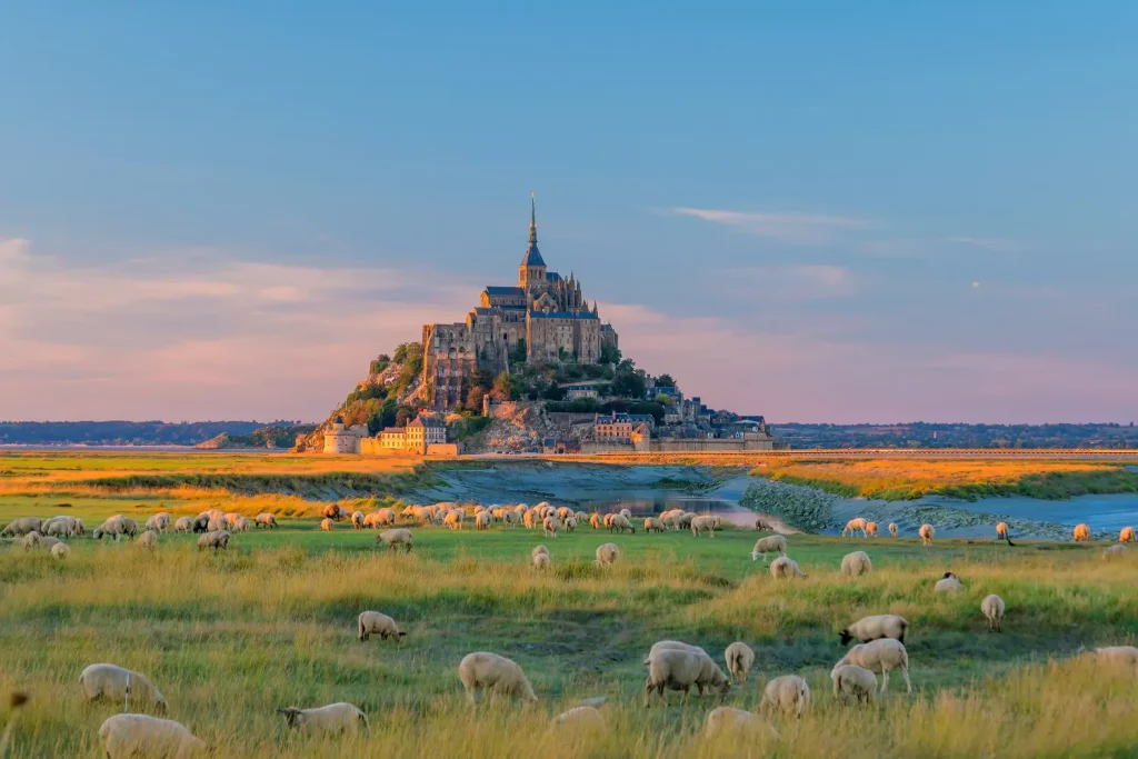Camping en Basse-Normandie près du Mont-Saint-Michel avec piscine chauffée et hébergements familiaux