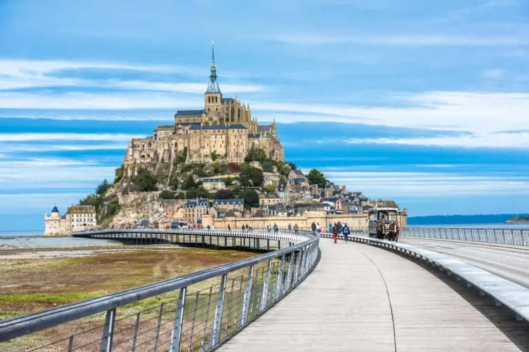 Vue sur le Mont-Saint-Michel depuis la passerelle, à proximité du camping Le Lac des Charmilles