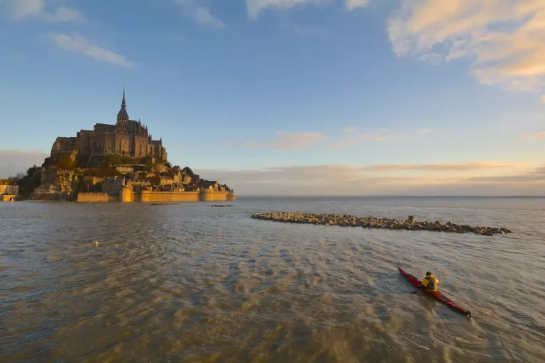 Spectacle des marées autour du Mont-Saint-Michel en Normandie