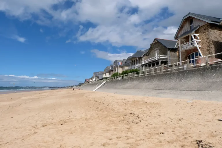 plage de sable à Carolles sous un ciel bleu