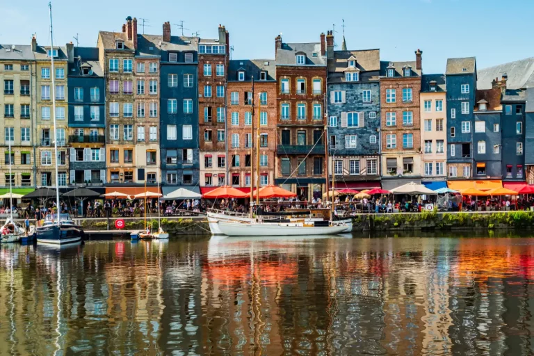 Promenade sur le Vieux Bassin de Honfleur en Normandie
