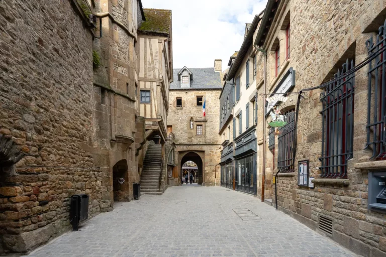 Visite des ruelles pavées et des remparts du Mont-Saint-Michel en Normandie