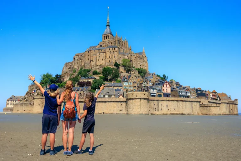 Balade dans les ruelles médiévales du Mont-Saint-Michel, site emblématique de Normandie